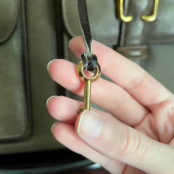 Locking Travel Handbag, Leather Satchel with Original Key, Authentic Vintage - Picture 16 of 16